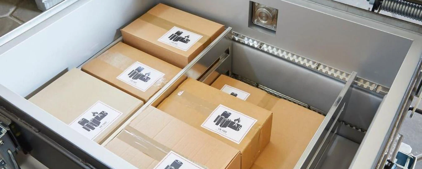 Innenansicht volle Akku Sicherheitsbox RETRON 600