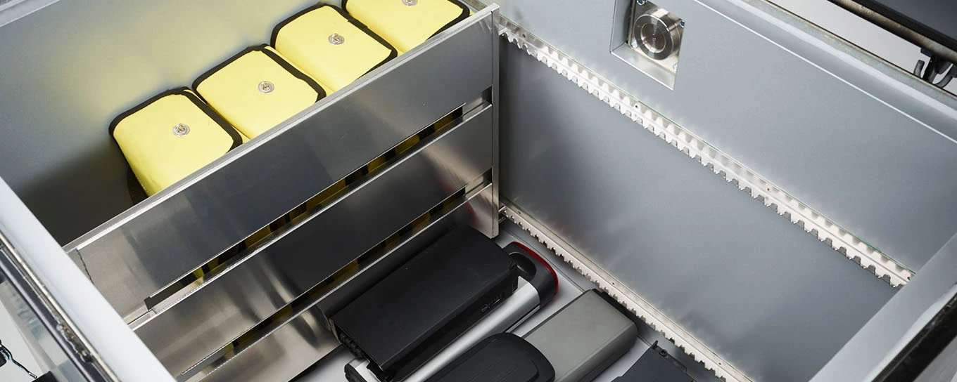 Innenansicht volle Akku Sicherheitsbox