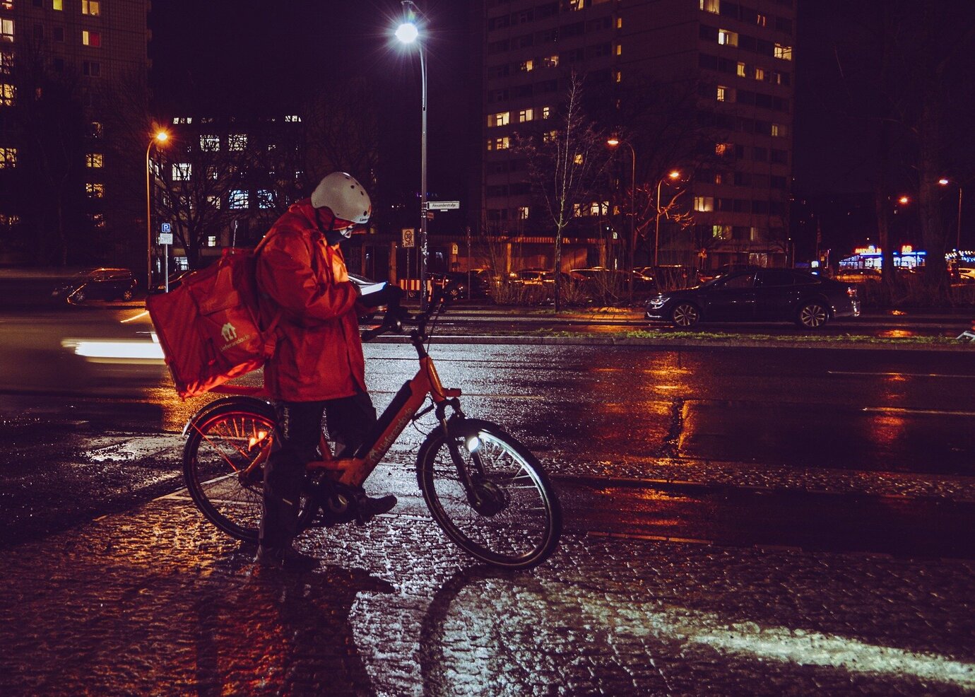 Lieferando-Fahrer mit E-Bike bei der Auslieferung.