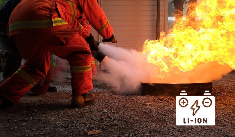 Feuerwehrleute mit Atemschutz löschen ein Feuer. Bei brennenden Lithium-Ionen-Akkus kann das länger dauern.